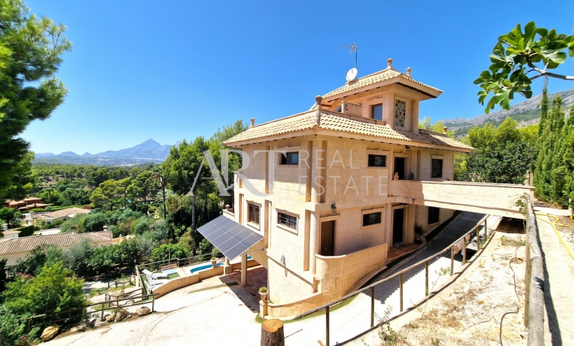 Resale - Villa - Altea