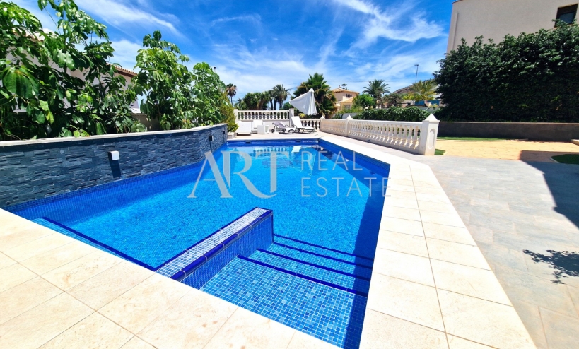 Resale - Villa - Albir