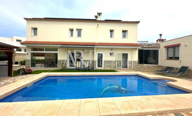 Resale - Villa - Albir